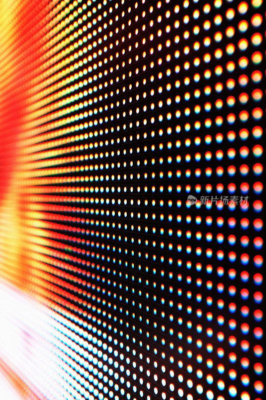 现代LED标识的细节，以红色、橙色、黄色和白色显示单个像素