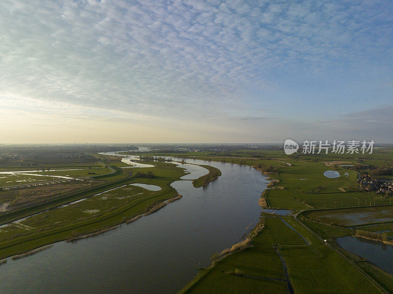 IJssel和Reevediep春季日落全景鸟瞰图