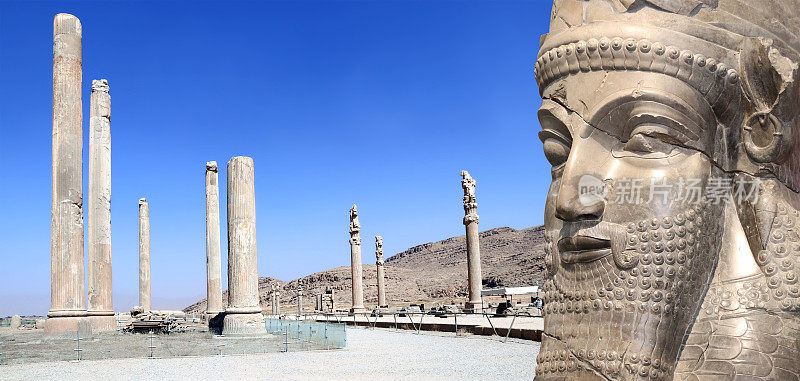 由大流士大帝建造的阿帕达那宫的圆柱和亚述保护神拉玛苏的脸，波斯波利斯，伊朗