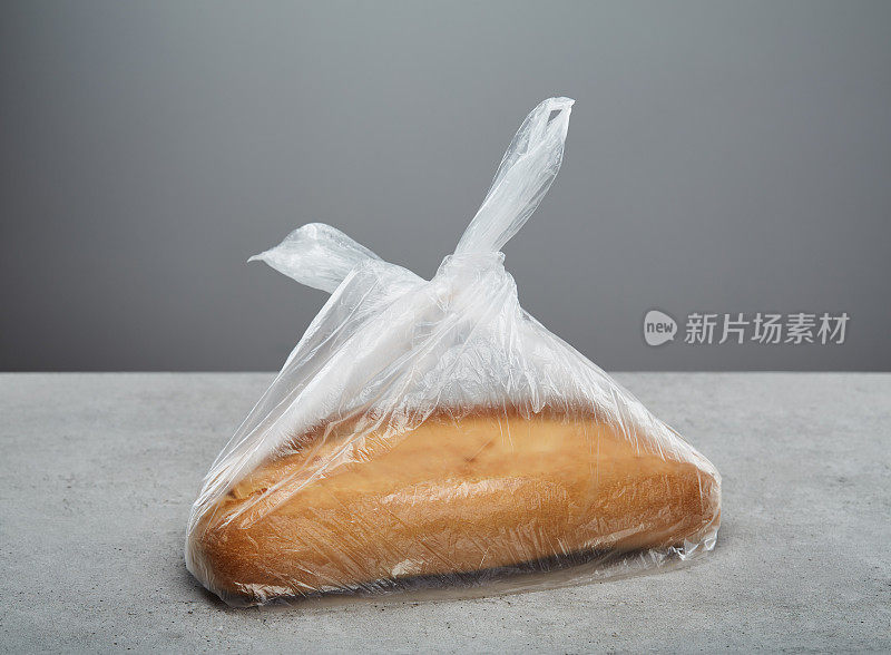 全面包装在塑料袋里放在桌子上