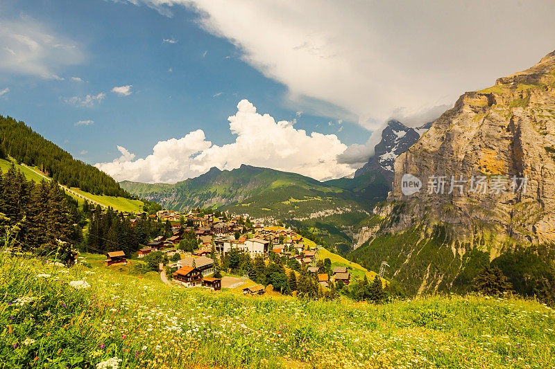 山的风景。Lauterbrunnen。瑞士。伯尔尼州。穆伦村庄。夏天。绿草