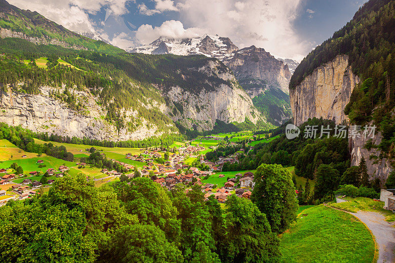 山中的村庄。Lauterbrunnen。瑞士。山的风景。伯尔尼州。
