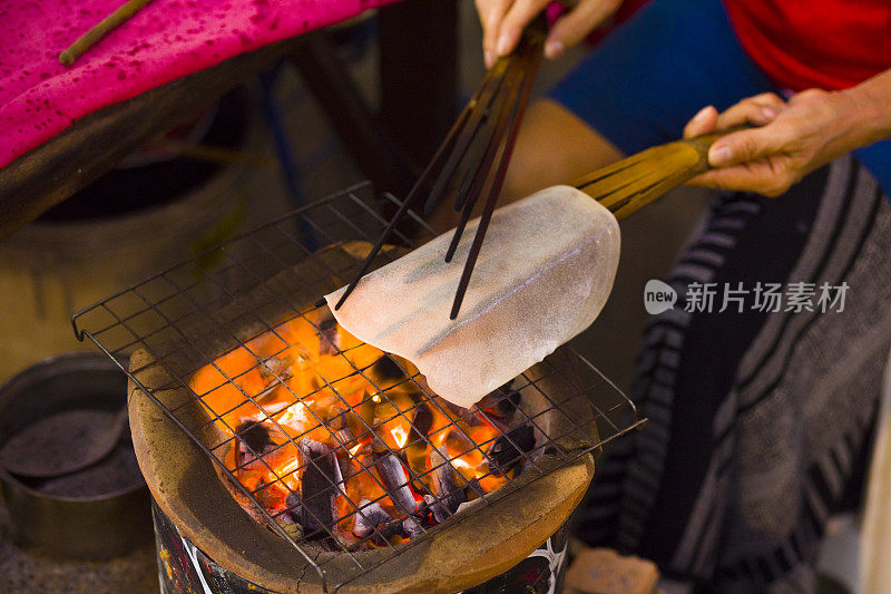 泰国小贩正在壁炉上做薄面包