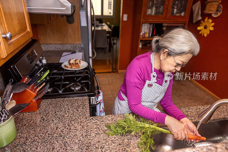 老年妇女在家做饭