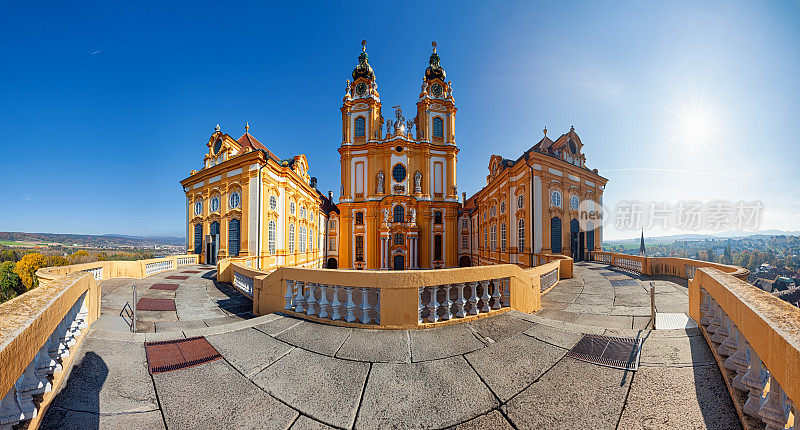 180度全景空立面著名的圣彼得和保罗教堂在梅尔克本笃会修道院，瓦豪谷，下奥地利