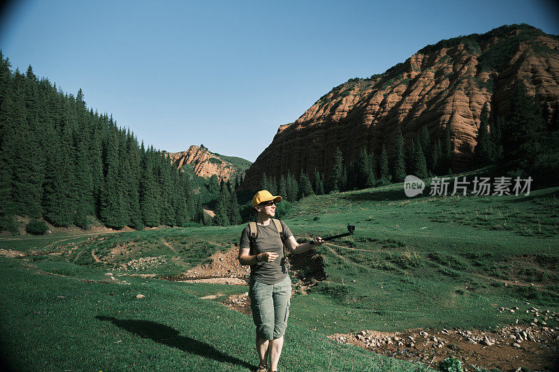 成熟的视频博主正在讲述她在山区的自驾游