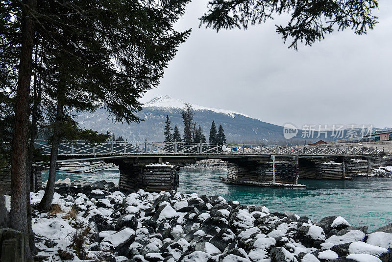 雪山和清澈的河流风光