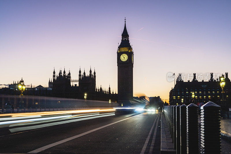 黎明威斯敏斯特大桥上的大本钟的长曝光照片