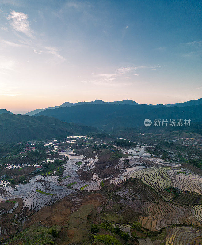 鸟瞰浇灌季节，越南老蔡省yty公社的梯田，棕色的土壤与美丽的天空融为一体。