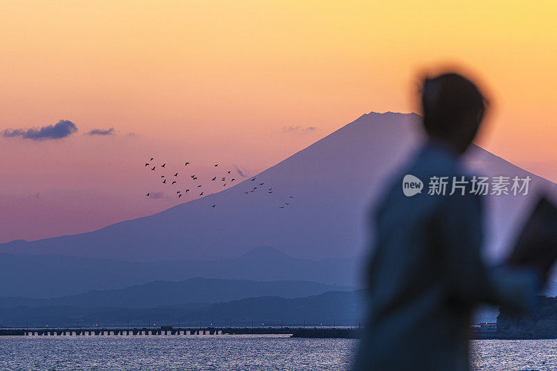 宁静的黄昏在Enoshima:令人敬畏的富士山景观