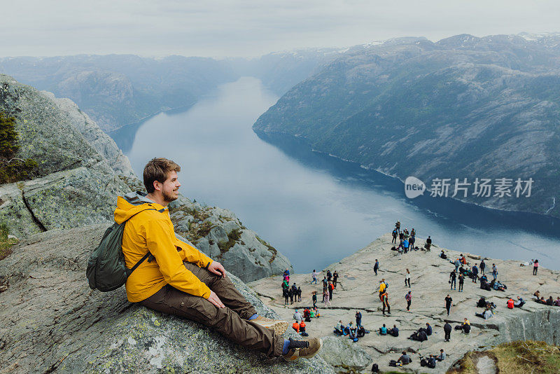 一名男子从挪威布道石山俯瞰风景