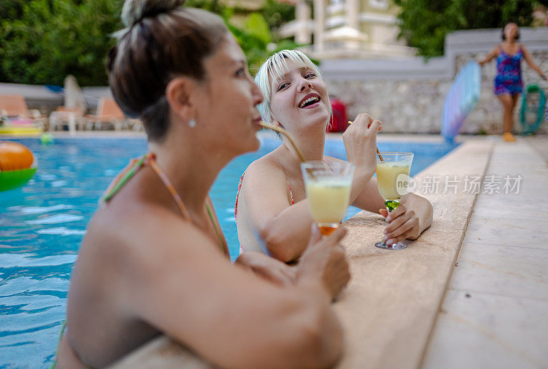 最好的朋友在夏天在后院聚会