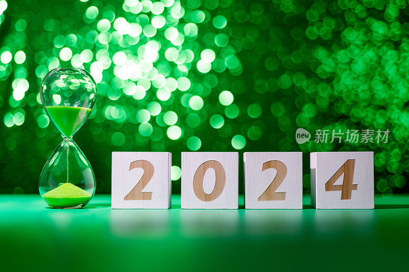 绿色背景上有数字2024的沙漏