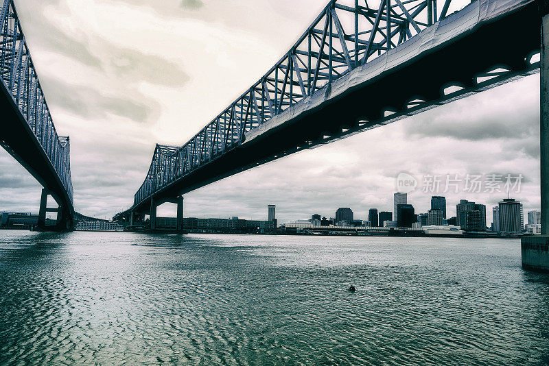 黎明时分的密西西比河大桥。