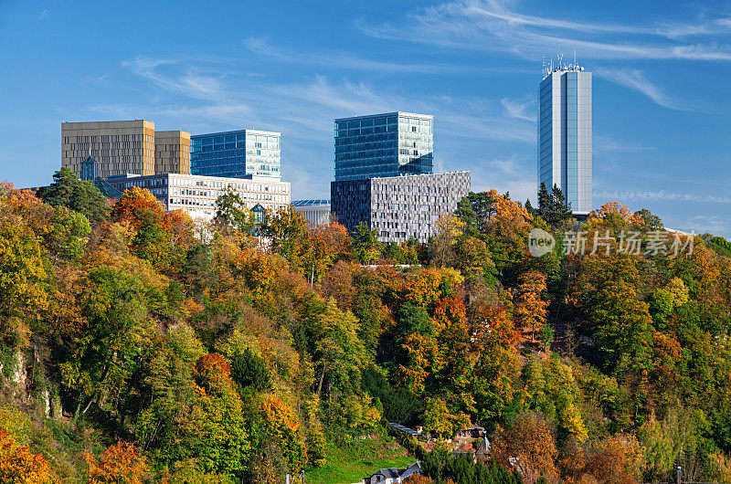 卢森堡市Kirchberg区的办公大楼秋景