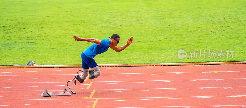 亚洲残障运动员戴着义肢在体育场奔跑。有吸引力的截肢男性跑步者练习和练习训练，为残奥会比赛而不顾身体限制。