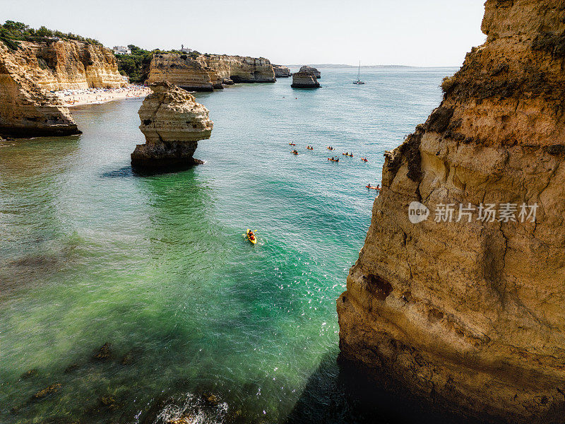 在阿尔加维的葡萄牙海岸划独木舟