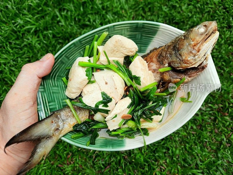 红烧炸鱼和豆腐。食品制作。