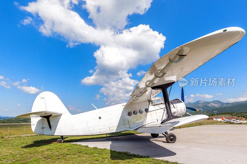 安东诺夫2双翼飞机在里耶卡机场