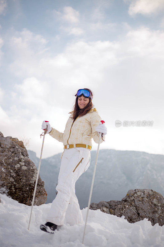 穿着雪鞋走在雪地里的女人