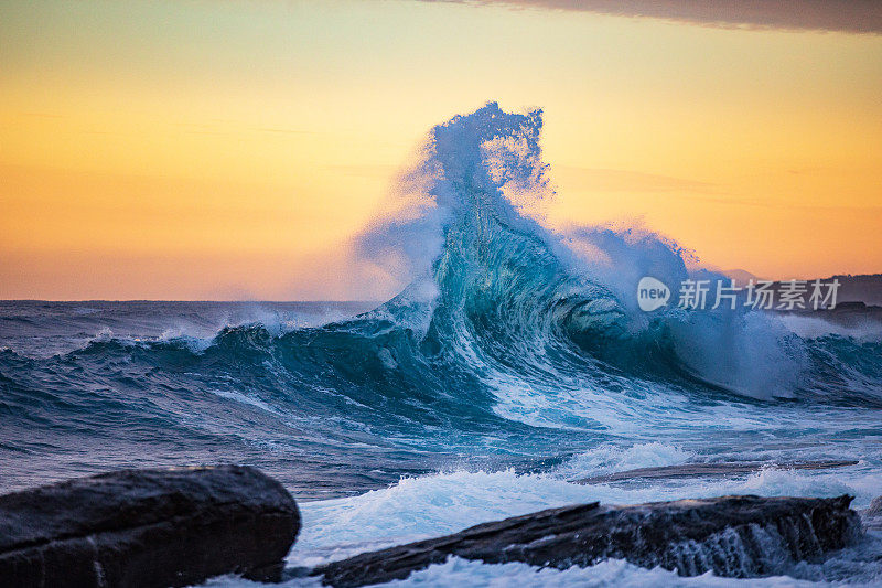 抽象的海浪与生动的金色日出