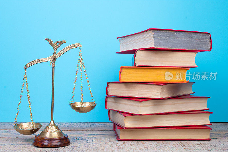 法律概念-在法庭或执法办公室的桌子上打开法律书秤。
