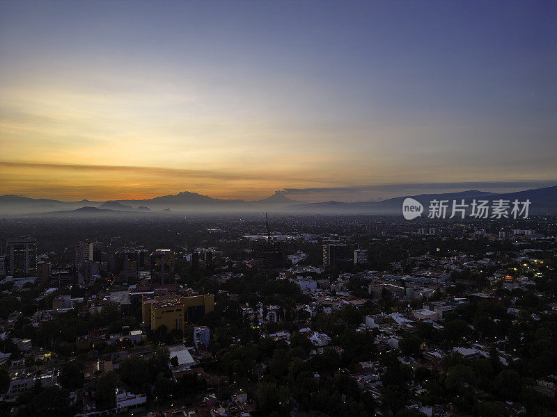 黎明时分的墨西哥城火山景观