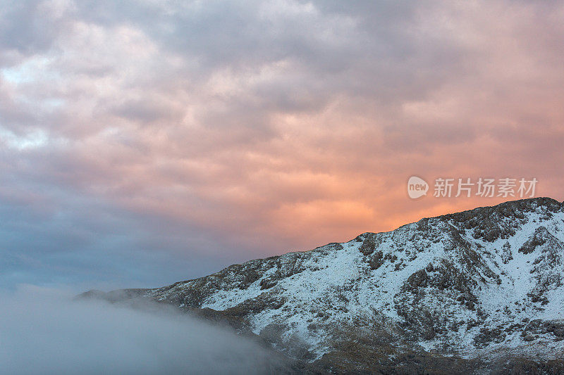 近距离拍摄白雪覆盖的山峰