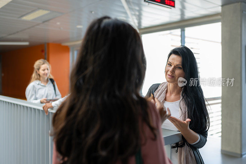 学生们正在大学的楼梯上谈话。