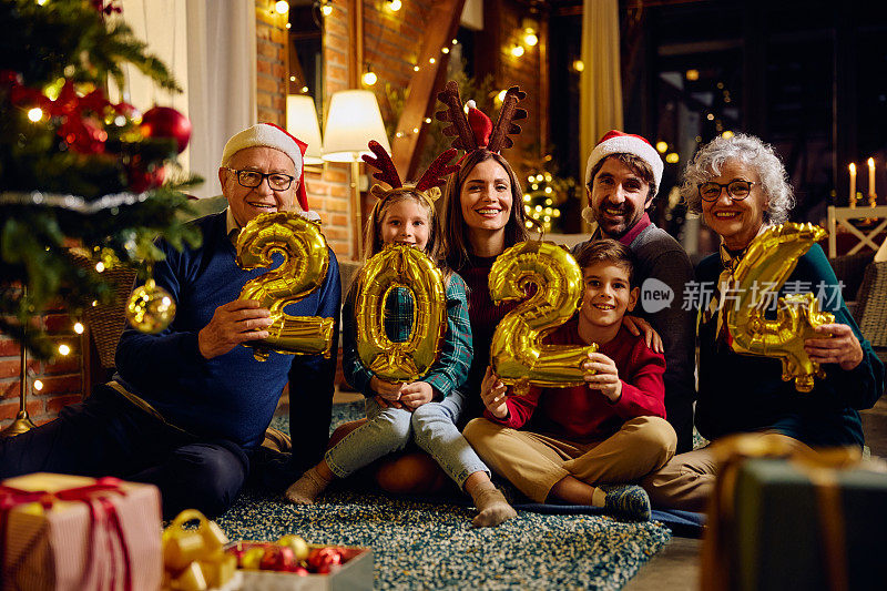 快乐的大家庭持有2024号码，同时庆祝即将到来的新年。