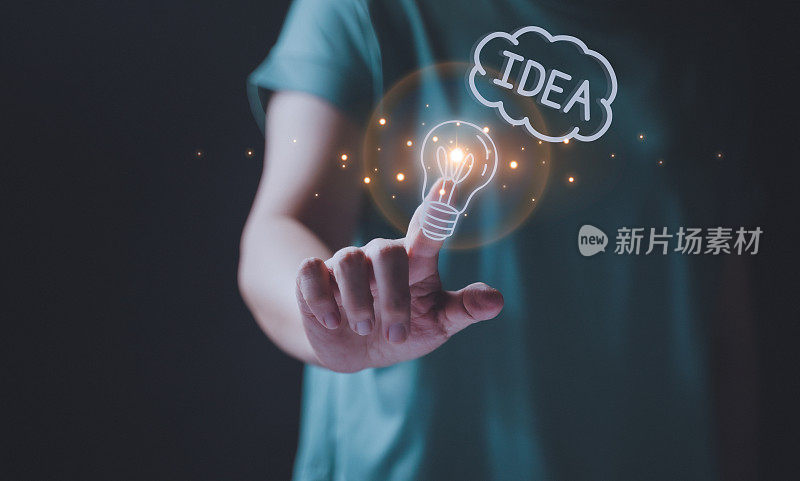 商人按下用意念书写的小灯泡。创意理念创新灵感来源于网络科技。业务增长，创造性思维和学习数字化解决方案。