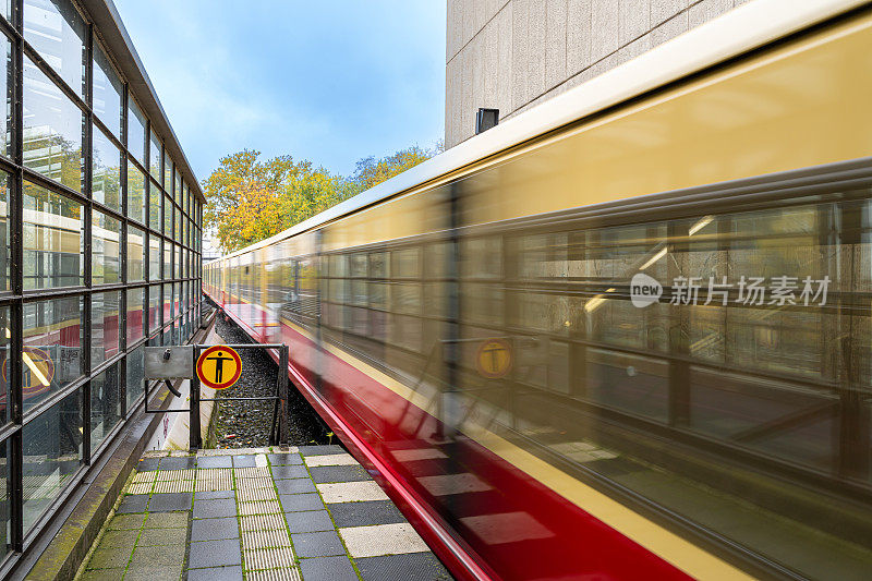 柏林S-Bahn离开车站的模糊画面