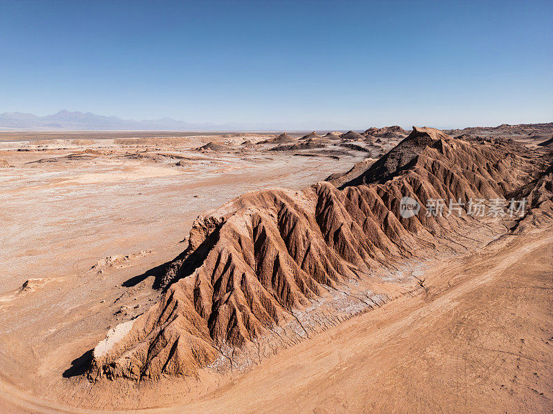 无人机飞越智利阿塔卡马沙漠的盐岩地层