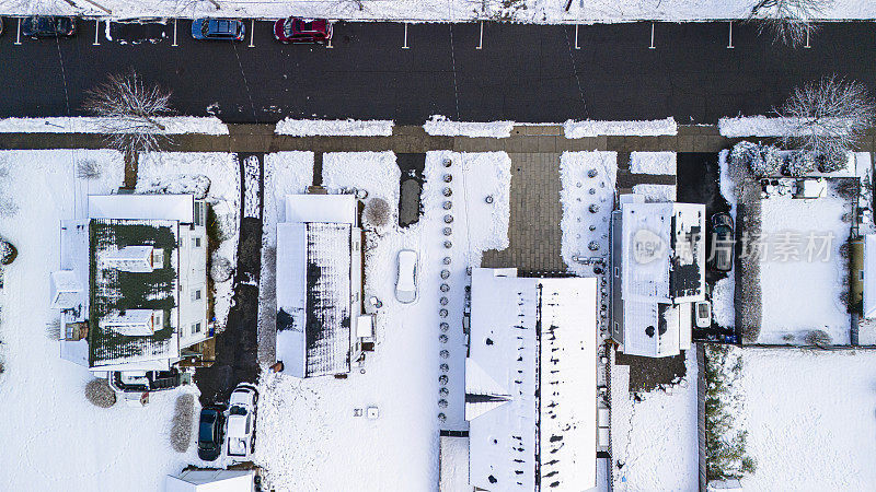 在新泽西州麦迪逊市的居民区，积雪覆盖的人行道和停车场排列成行