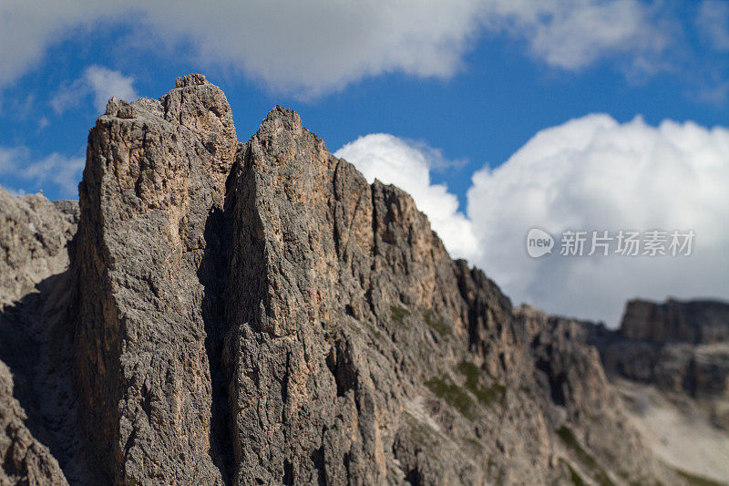 白云石山脉的山景