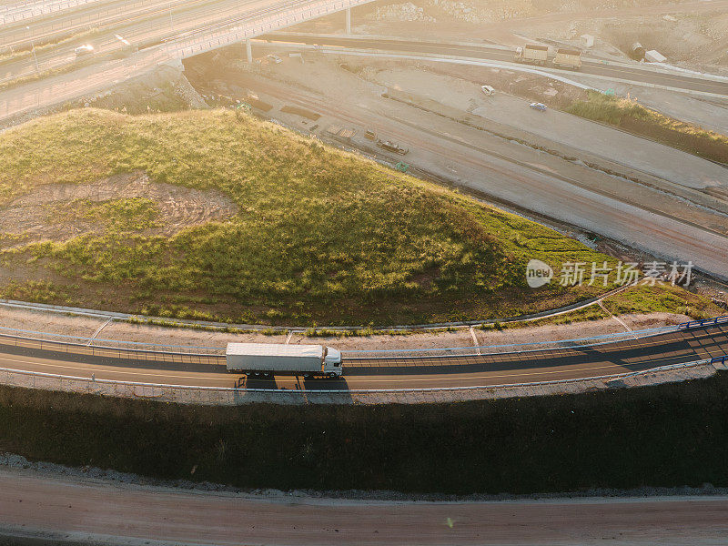 从上面看公路上的卡车