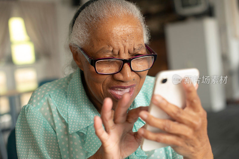 技术，用手机和网络上的视力问题困扰着老妇人，家里的视力或故障。智能手机，沮丧的戴眼镜的老人，密码错误或网络信号在家里。