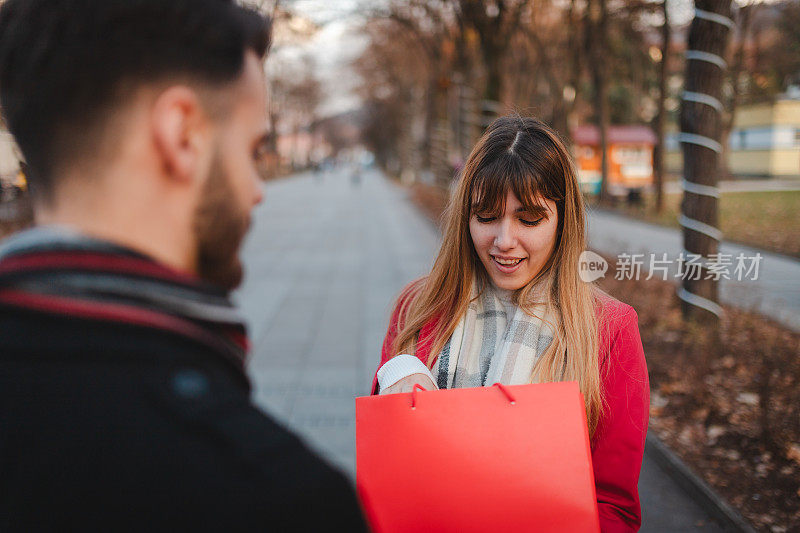 美丽的年轻女子收到情人节礼物