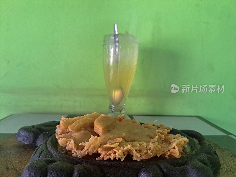 一份热盘子上的鸡肉牛排配炸薯条和酸橙冰镇或玻璃色拉酱。食物和饮料菜单。