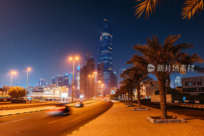 科威特城市摩天大楼和交通夜景