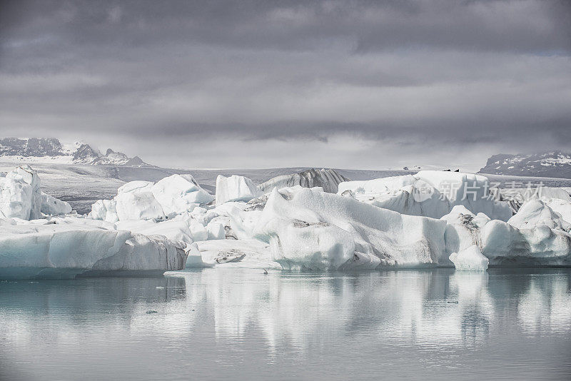 冰山漂浮在冰岛的Jokulsalon冰川泻湖