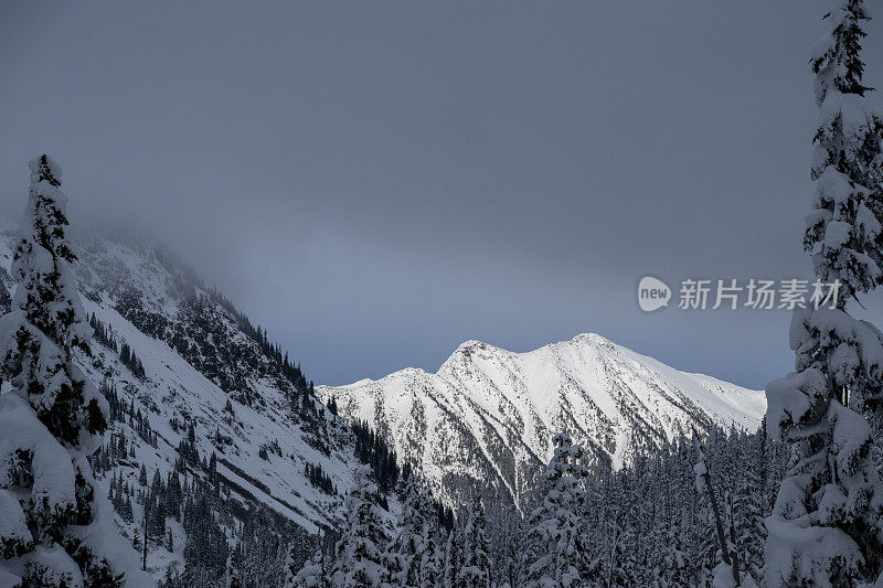 新雪下的山林鸟瞰图