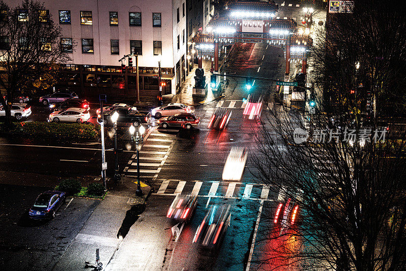 在美国俄勒冈州波特兰市的市中心，通勤者在雨中穿行