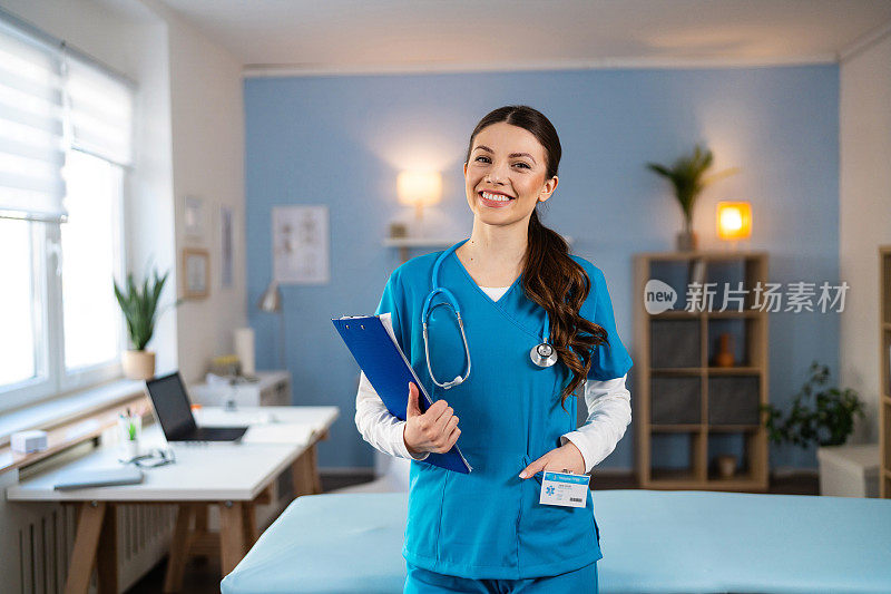 一位身穿蓝色医疗服的女护士手持病人病历的画像