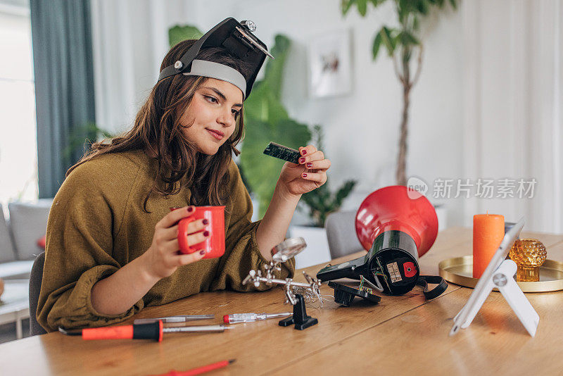 年轻女子在家修扩音器