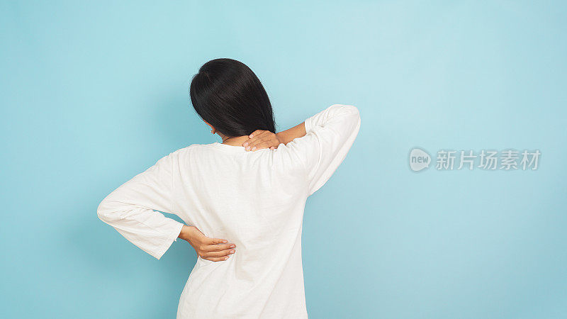 背部和颈部疼痛的亚洲妇女的后视图
