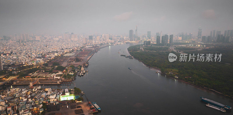 鸟瞰胡志明市，越南，美丽的摩天大楼沿河光顺城市发展