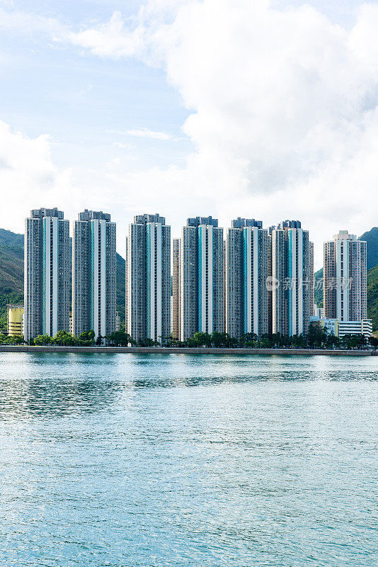 马鞍山和密集的住宅公寓楼