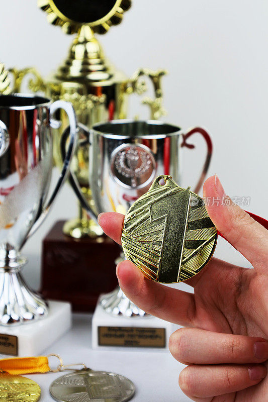 颁发给获胜者的奖杯和奖牌。体育比赛。