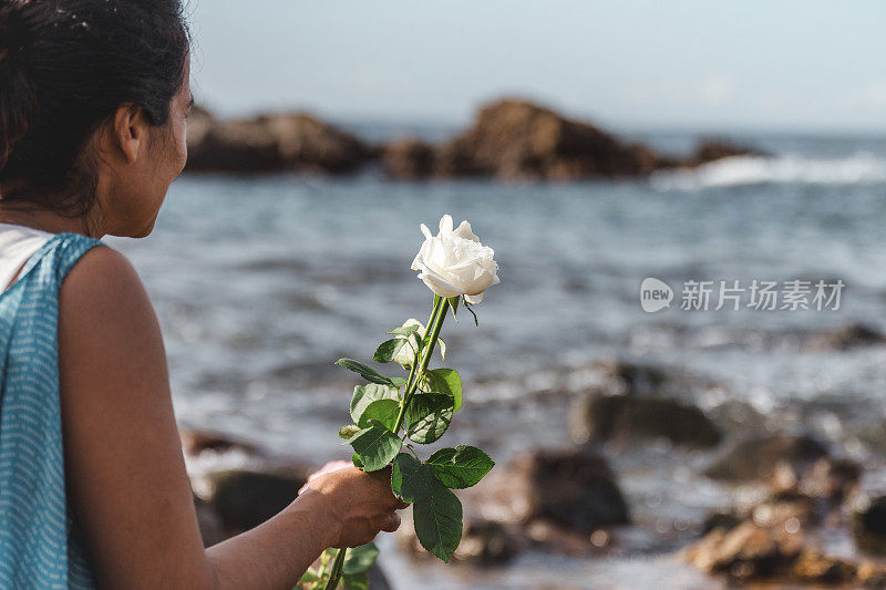 一名巴西女子向海里扔花，向叶曼加致敬